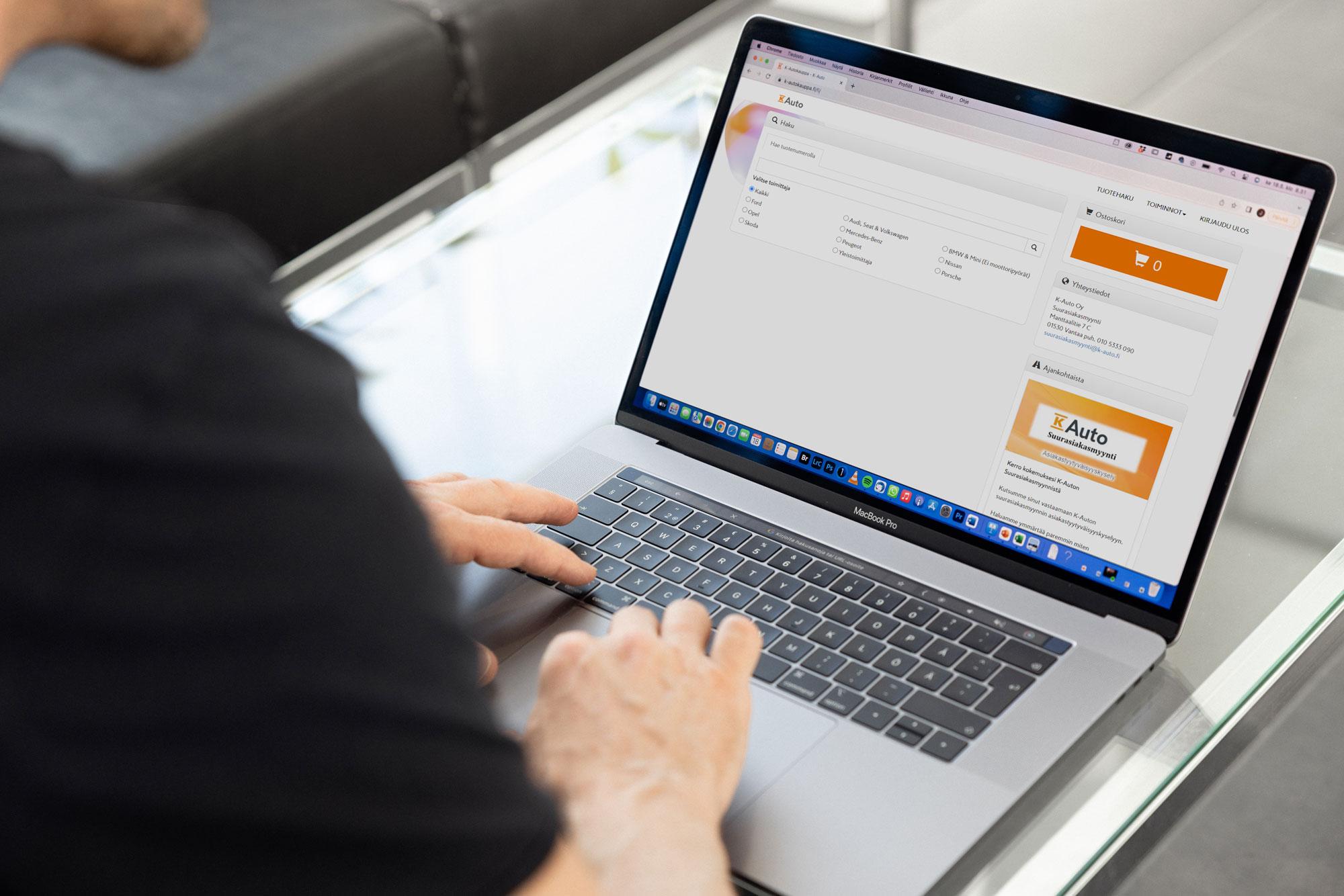 Asiakas kannettavalla tietokoneella selaamassa K-Auton Suurasiakasmyynnin varaosien verkkokaupassa